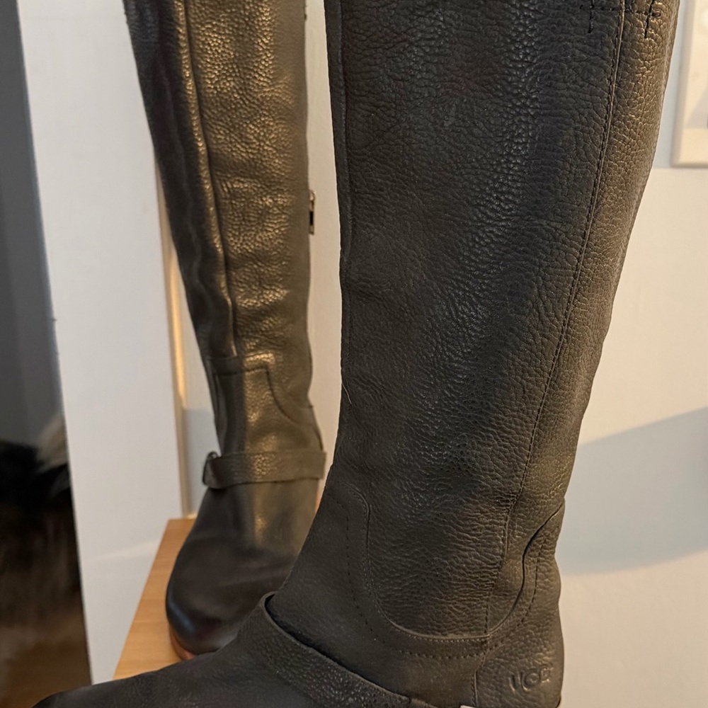 UGG leather Channing Women's Boot black 9.5 excellent condition